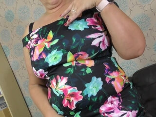 Curvy British Housewife Katie Coquard Plays with Her Big Pussy