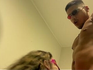 Corno deixou o Primo dotado fuder a esposa safada