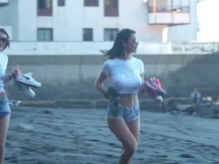 The croupier treats her customers - Jacquie et Michel TV