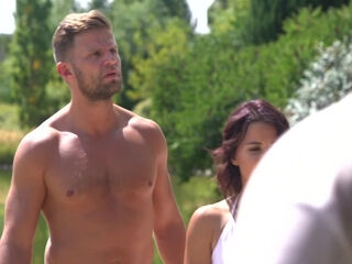 Mia immediately takes action! - Jacquie et Michel TV