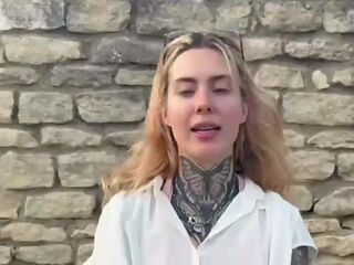 Emma, 21, is getting into pure exhibitionism! - Jacquie et Michel TV