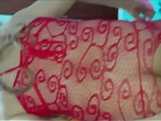 Sexy crossdreser vistiendo malla roja es follado por una de las vergas m&aacute_s gruesas y grandes del sitio y lo hace gritar de placer y gusto. 