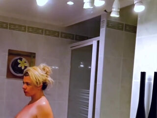 Phil, a seducer with dubious techniques - Jacquie et Michel TV