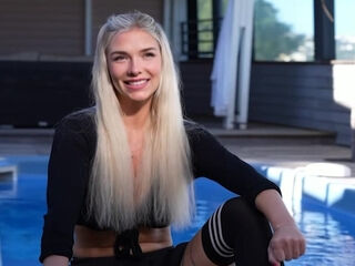 Aeryn, 28, bets on two stallions... - Jacquie et Michel TV