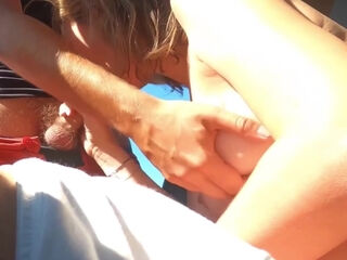 il arrete la voiture avec une envie de me prendre