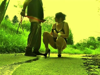 tenue en laisse elle le suce sur la route