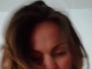 son beau visage quant elle prend son pied